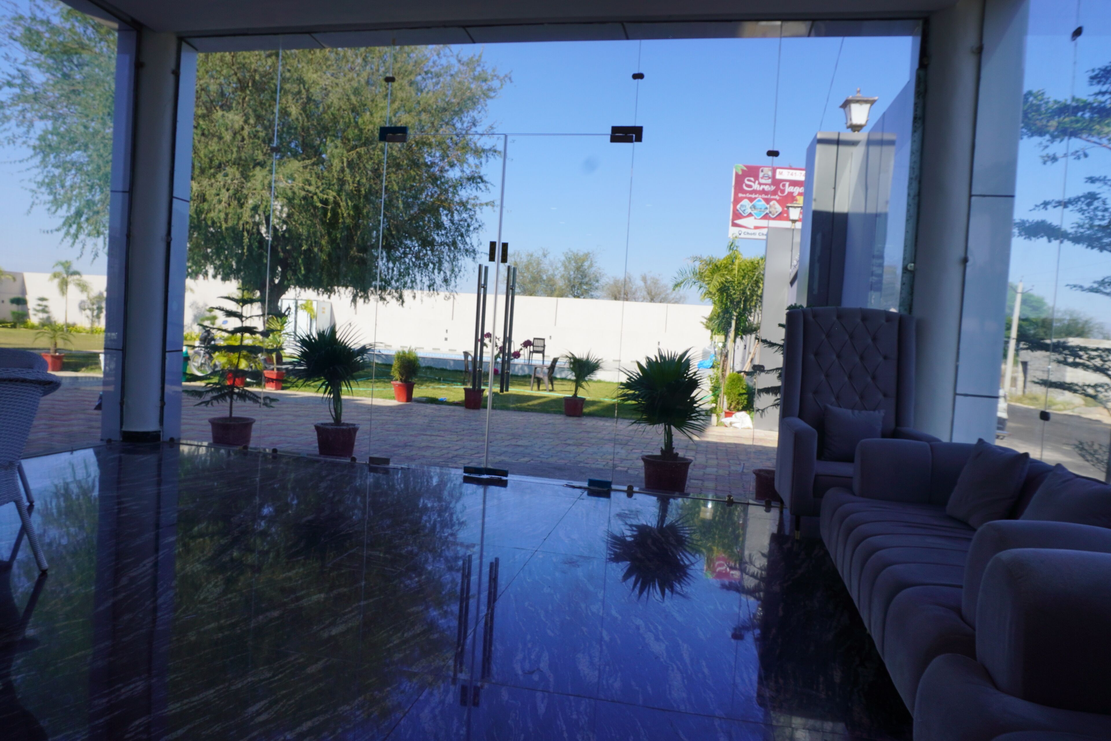 Área de estar no saguão