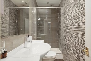 Bidet, towels, soap, toilet paper - Redcliffe Square Chic Flat (London)