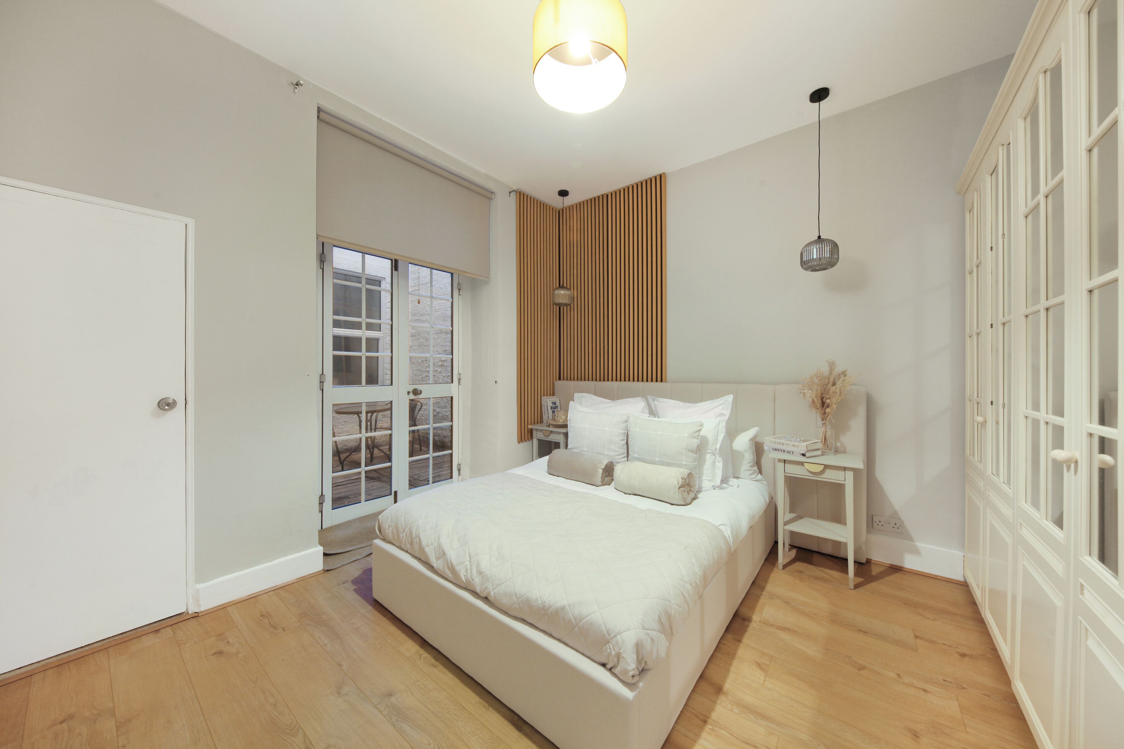 Tabla de planchar con plancha, wifi y ropa de cama 