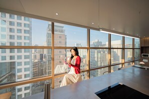 Een modern interieur met grote ramen en uitzicht op de stad.
