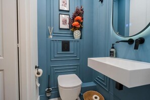 Hair dryer, towels, soap, toilet paper - Opal Studio – Elegant Stay in Bucharest’s Old Quarter (București)