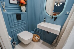 مجففات شعر، مناشف، صابون، ورق حمّام