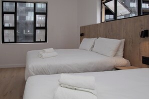 Familieværelse med 2 enkeltsenge - 2 queensize-senge | Pengeskab på værelset, mørklægningsgardiner, lydisolering, gratis Wi-Fi