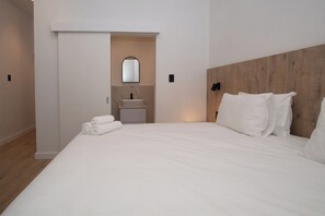 Standaard tweepersoonskamer, 1 kingsize bed | Een kluis op de kamer, verduisterende gordijnen, geluiddichte muren