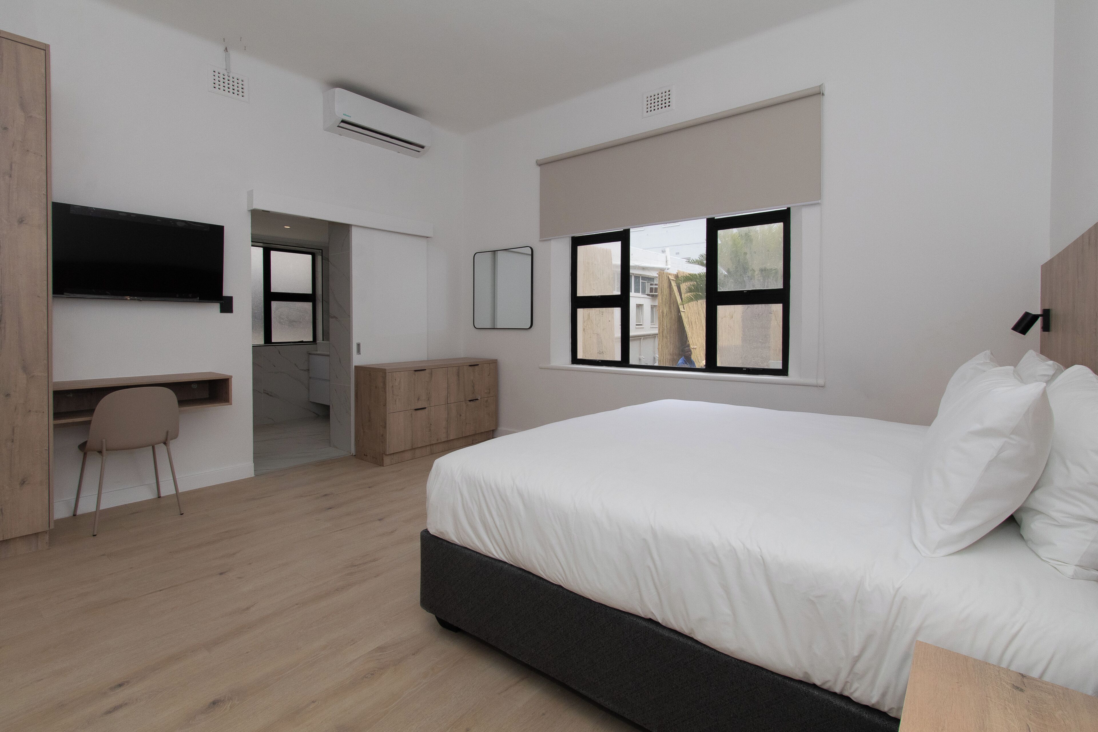 Superior tweepersoonskamer, 1 kingsize bed | Een kluis op de kamer, verduisterende gordijnen, geluiddichte muren