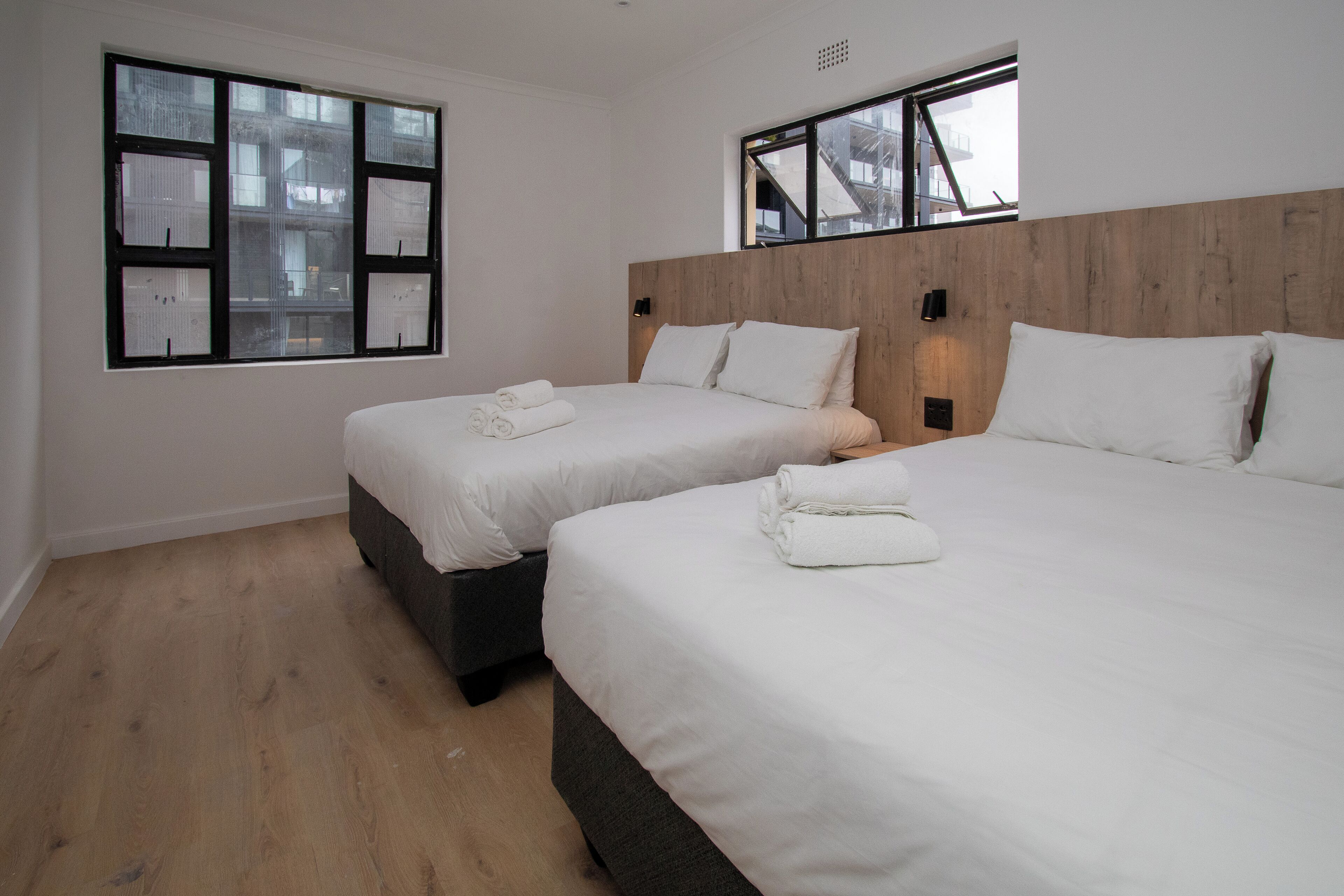 FamilieTwin kamer, 2 queensize bedden | Een kluis op de kamer, verduisterende gordijnen, geluiddichte muren