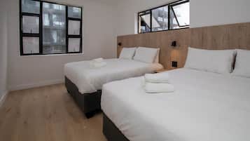 Familieværelse med 2 enkeltsenge - 2 queensize-senge | Pengeskab på værelset, mørklægningsgardiner, lydisolering, gratis Wi-Fi