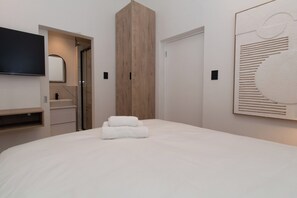 In-room safe, blackout curtains, soundproofing, free WiFi - Elsewhere (Cape Town)