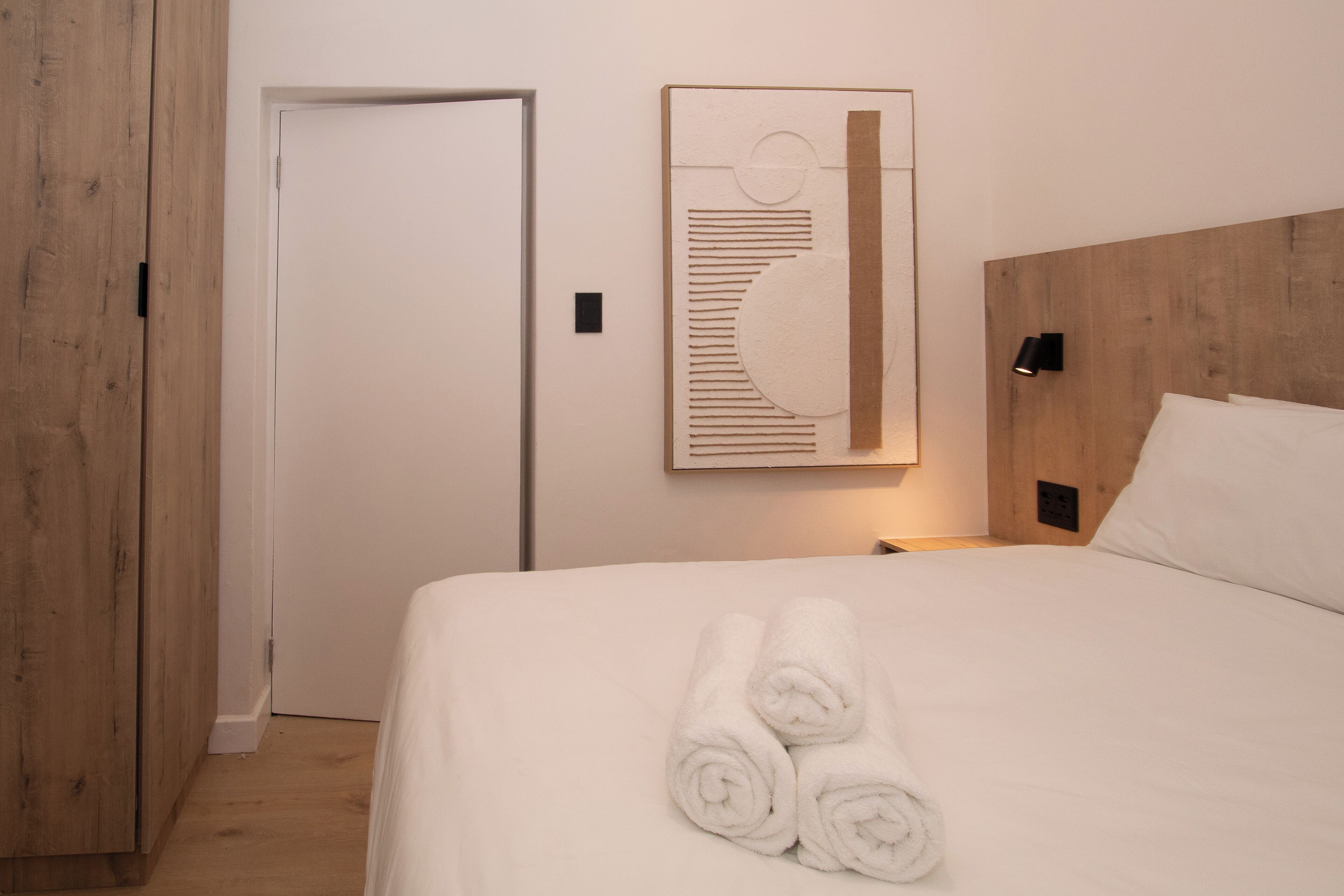 Tweepersoonskamer, 1 queensize bed | Een kluis op de kamer, verduisterende gordijnen, geluiddichte muren