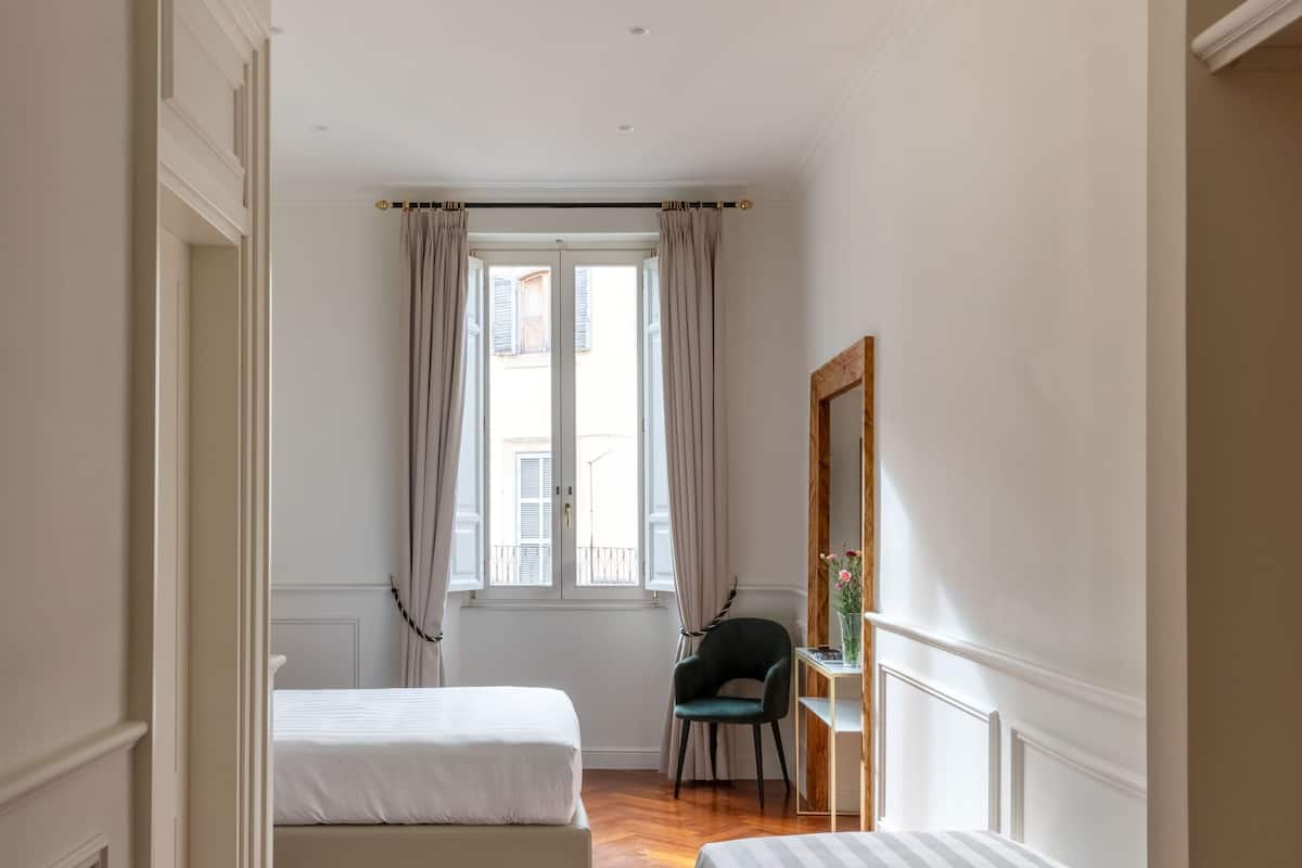 Deluxe Triple Room | In-room safe, desk, soundproofing, iron/ironing board