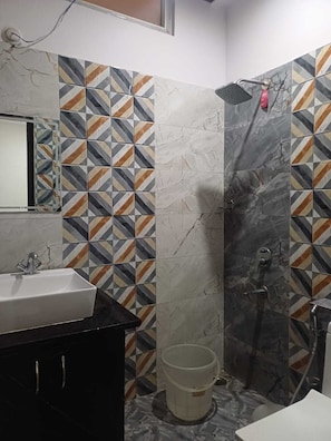 Separate tub and shower, towels, soap, toilet paper - The JRS Hotel (Rishikesh)