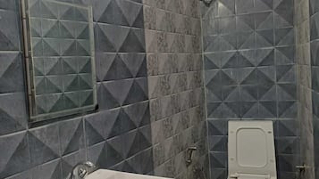 Habitación cuádruple familiar | Baño | Tina y regadera independientes, toallas, jabón, papel de baño