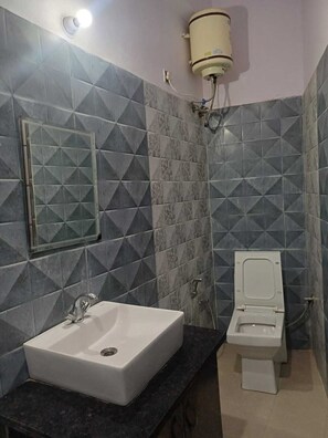 Habitación familiar doble | Baño | Bañera y ducha independientes, toallas, jabón y papel higiénico