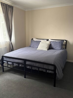 3 bedrooms, iron/ironing board, Internet, bed sheets