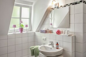 Shower, towels, toilet paper - Schloss Falkenhaus (Bad Berneck im Fichtelgebirge)
