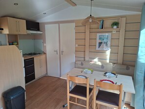 Bungalow, vue montagne, en front de mer | Coin séjour