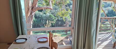 Bungalow, vista a la montaña, frente al océano | Área de sala de estar