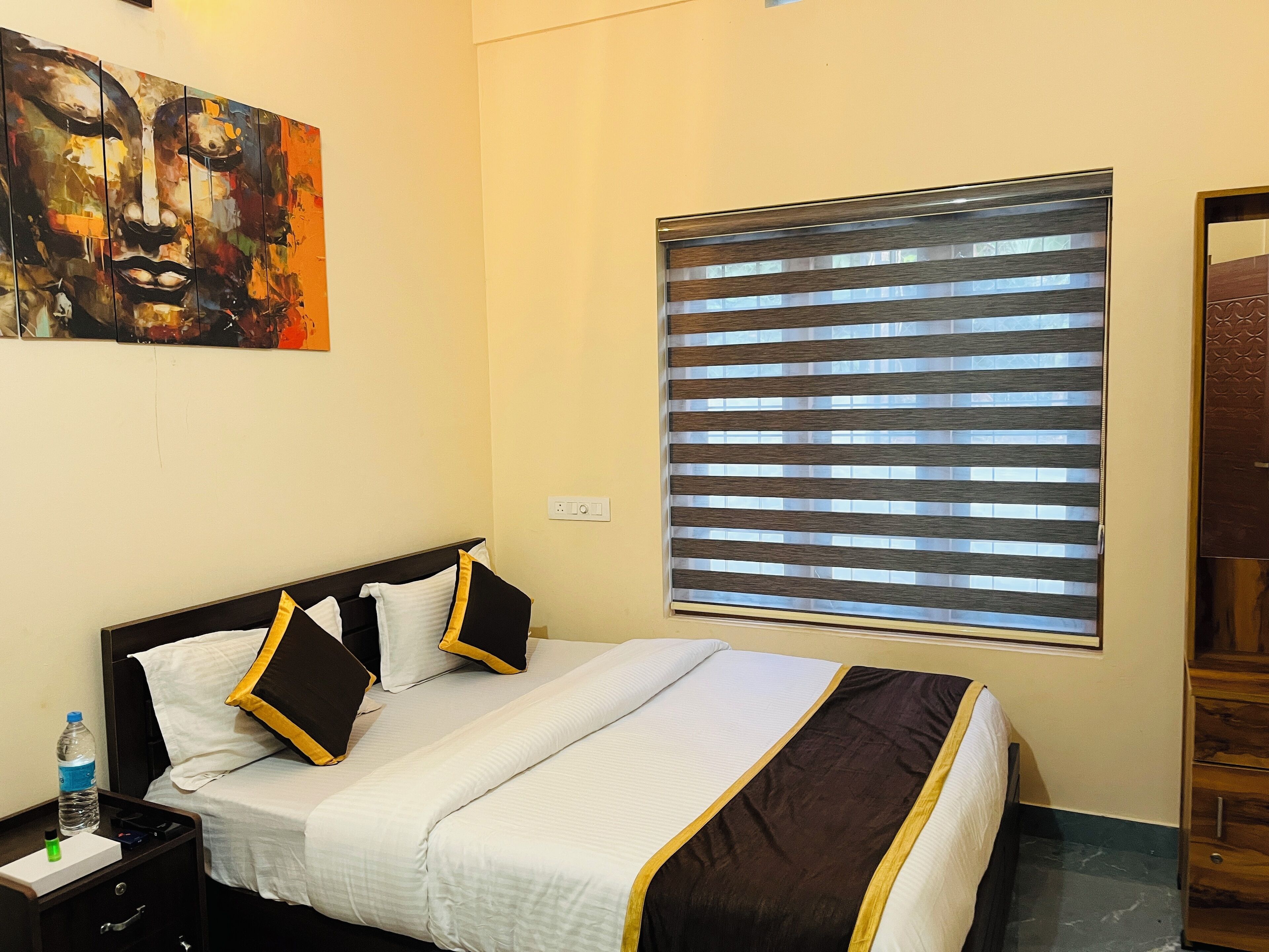 In-room safe, desk, laptop workspace, soundproofing