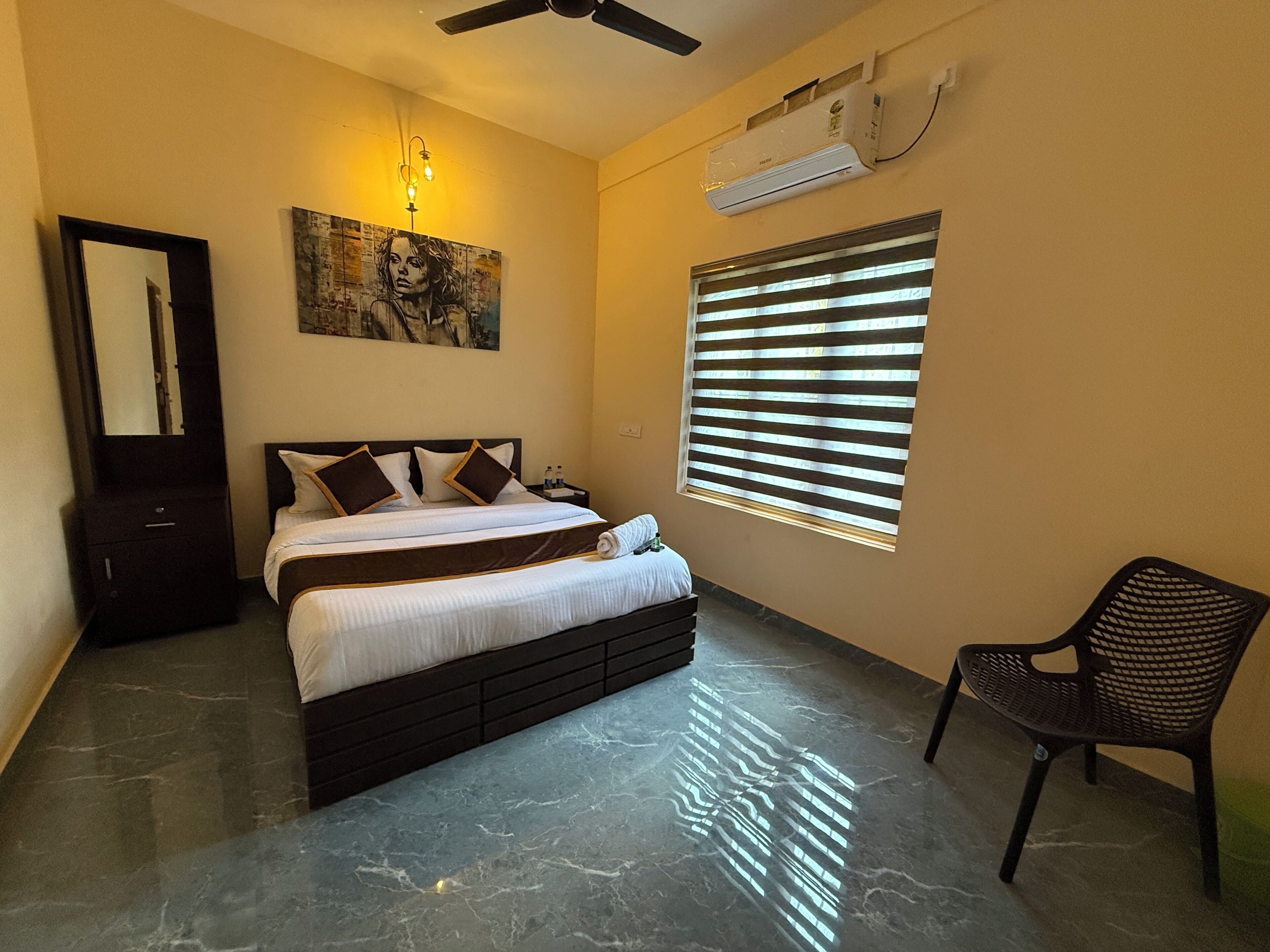 In-room safe, desk, laptop workspace, soundproofing