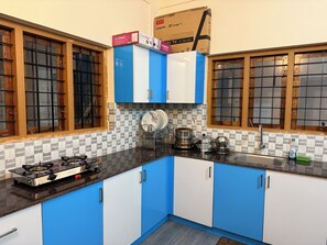 Fridge, microwave, stovetop, dishwasher - The Family Sport Homestay Wayanad (Sulthan Bathery)