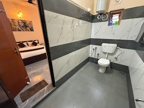 Hair dryer, slippers, towels, soap - The Family Sport Homestay Wayanad (Sulthan Bathery)