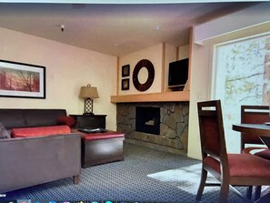 TV, fireplace - Cozy 1-bedroom condo in charming Kingsbury (Kingsbury)