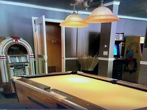 Games room - Cozy 1-bedroom condo in charming Kingsbury (Kingsbury)