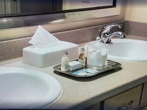 Hair dryer, towels, soap, toilet paper - Cozy 1-bedroom condo in charming Kingsbury (Kingsbury)
