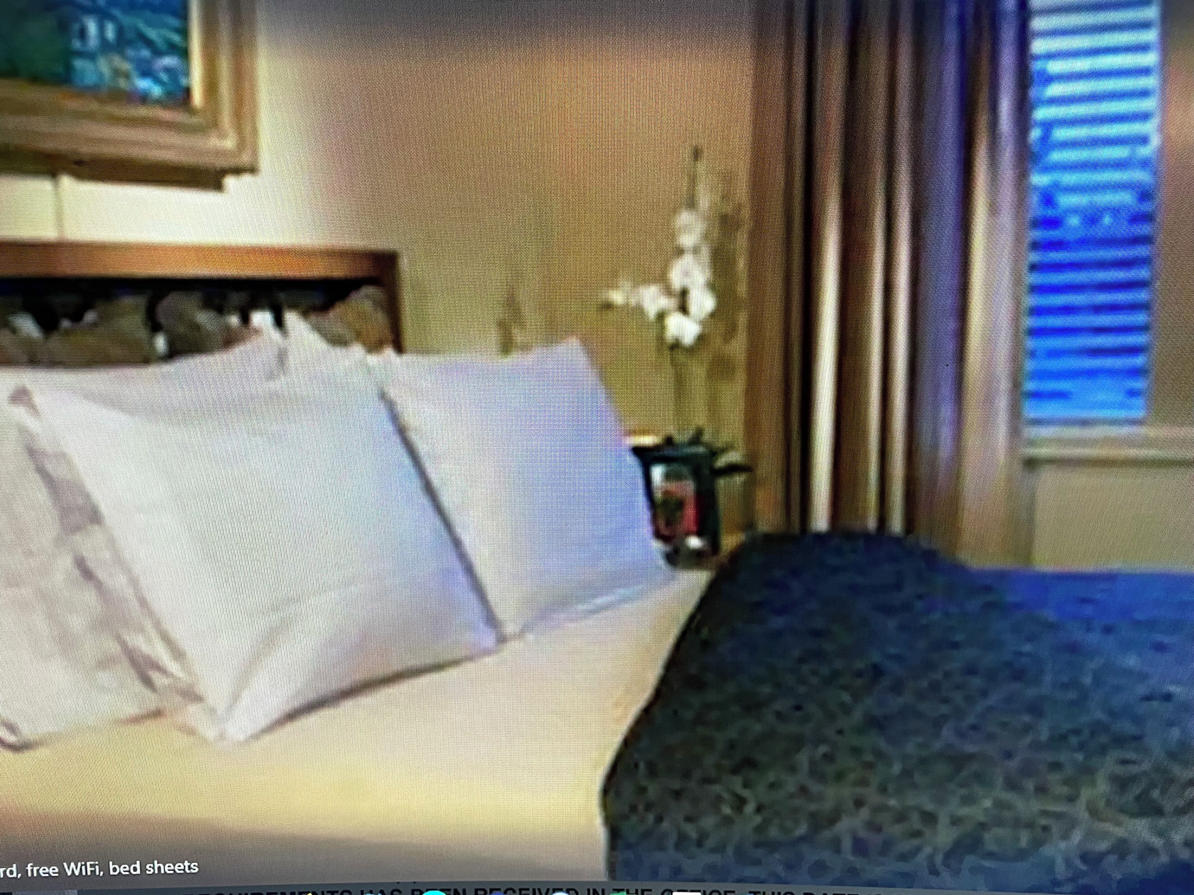 Tabla de planchar con plancha, wifi y ropa de cama 