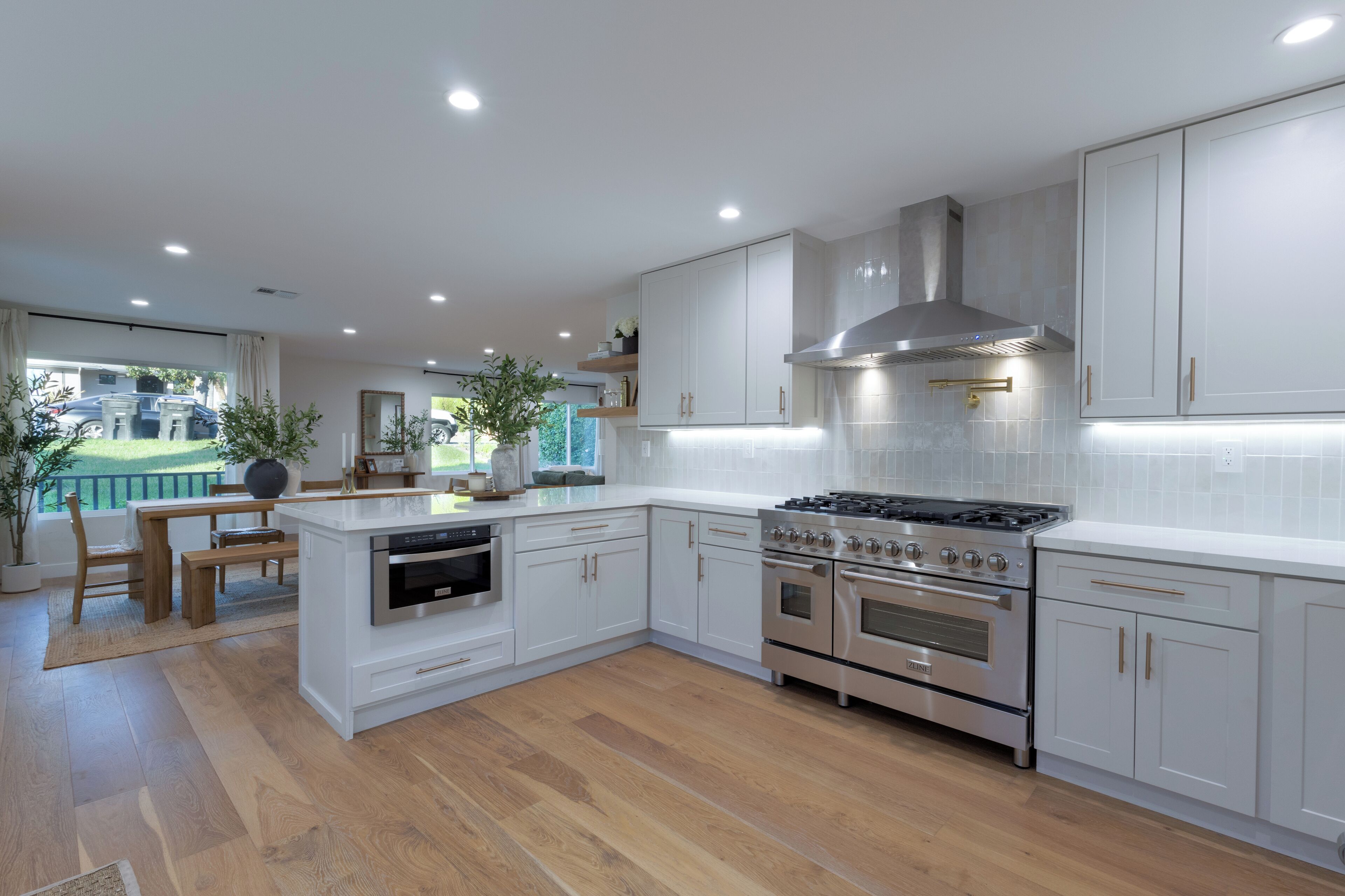 Microondas, horno, placa de cocina y lavavajillas