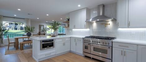 Microondas, horno, placa de cocina y lavavajillas