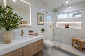 Secadora de cabello, toallas, jabón, papel de baño 