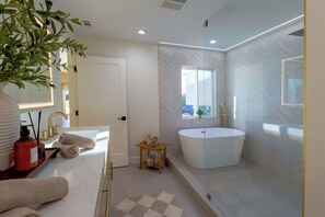 Hair dryer, towels, soap, toilet paper - Spacious & Remodeled 4-bedroom house in a quite Glendale neighborhood. (Glendale)