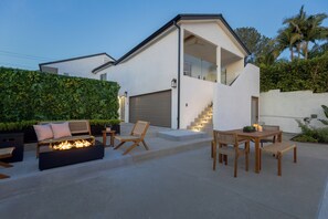Outdoor dining - Spacious & Remodeled 4-bedroom house in a quite Glendale neighborhood. (Glendale)