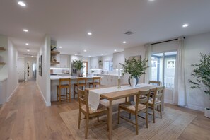 Dining - Spacious & Remodeled 4-bedroom house in a quite Glendale neighborhood. (Glendale)