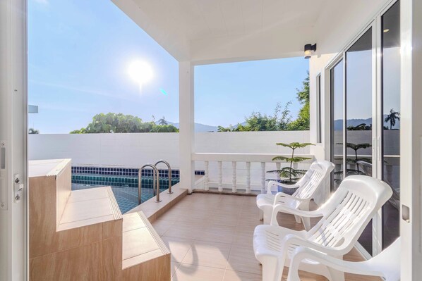 Hồ bơi ngoài trời