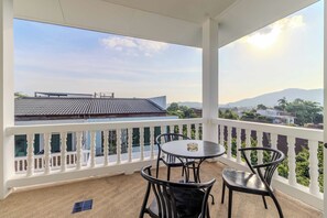 Biệt thự, sân hiên | Ban công