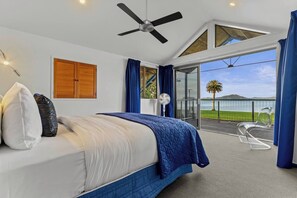 Room - Stunning Beachfront Home - 15 minutes to Clevedon (Kawakawa Bay)
