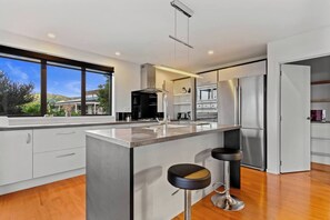 Private kitchen - Stunning Beachfront Home - 15 minutes to Clevedon (Kawakawa Bay)