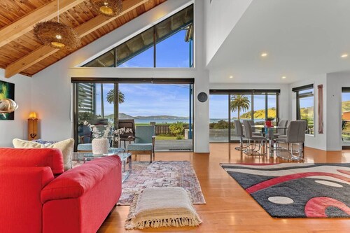 Stunning Beachfront Home - 15 minutes to Clevedon