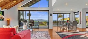 Stunning Beachfront Home - 15 minutes to Clevedon