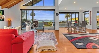 Stunning Beachfront Home - 15 minutes to Clevedon