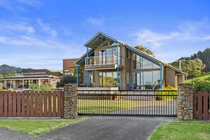 Exterior - Stunning Beachfront Home - 15 minutes to Clevedon (Kawakawa Bay)