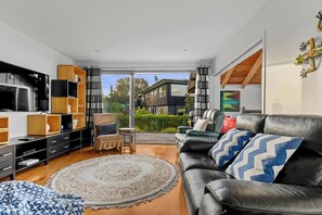 Living area - Stunning Beachfront Home - 15 minutes to Clevedon (Kawakawa Bay)