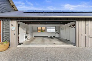 Property grounds - Stunning Beachfront Home - 15 minutes to Clevedon (Kawakawa Bay)