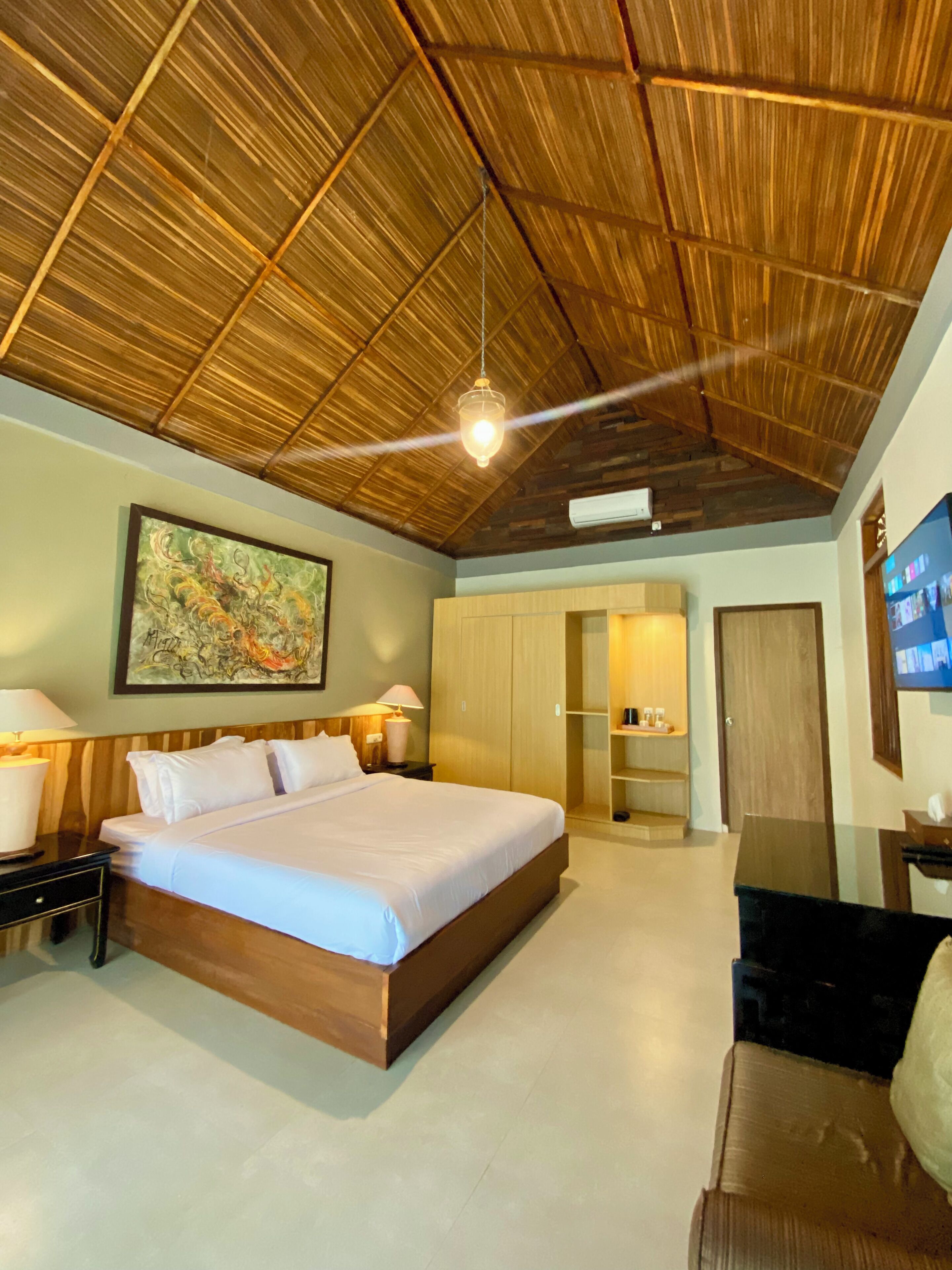 Kamar Double Klasik | Meja kerja, ruang kerja ramah laptop, dan setrika/meja setrika