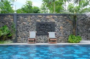 Hồ bơi ngoài trời