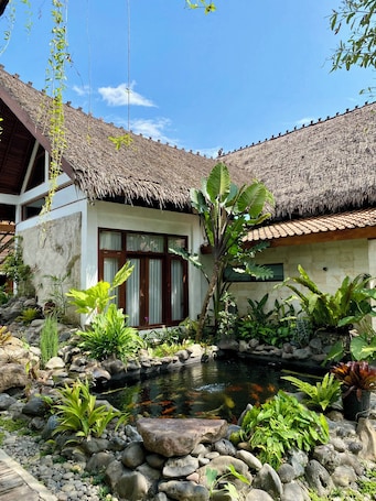 Escritorio y espacio para trabajar con laptop . Omnni Villa Borobudur