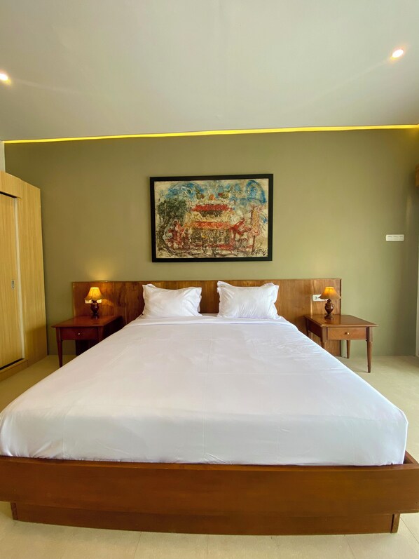 Escritorio y espacio para trabajar con laptop