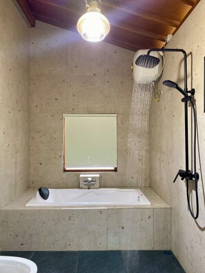 Deep-soaking bathtub - Omnni Villa Borobudur (Borobudur)